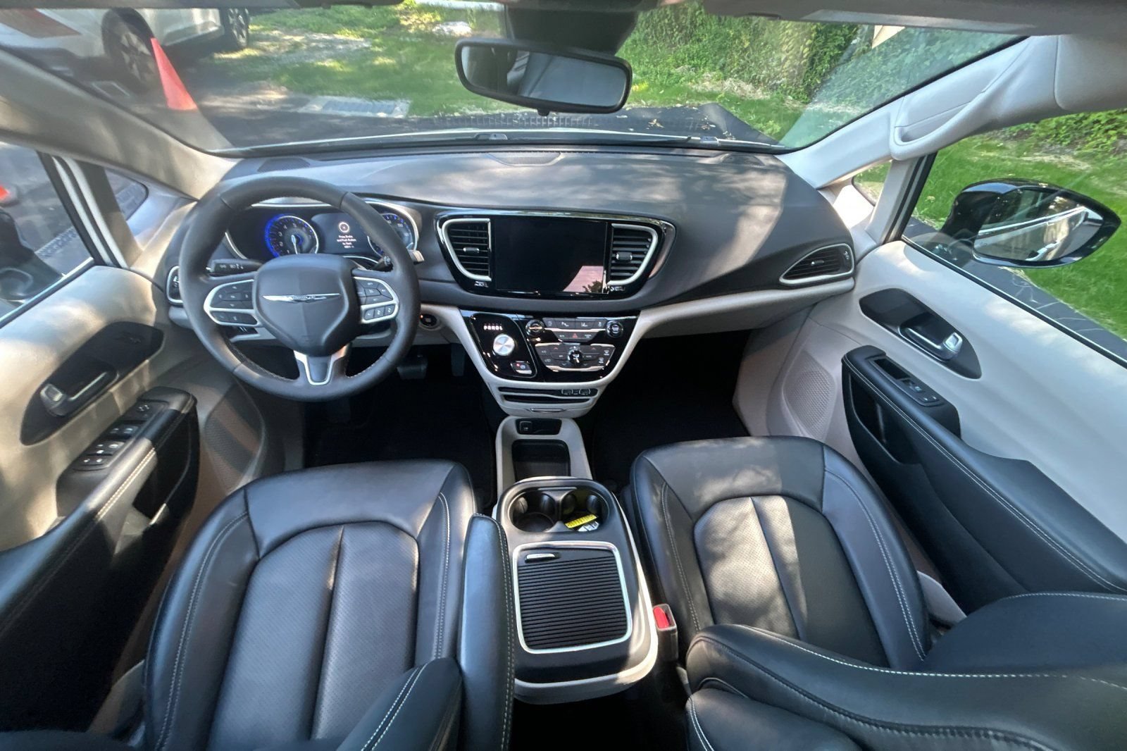 Used 2024 Chrysler Pacifica Touring-L FWD image 13
