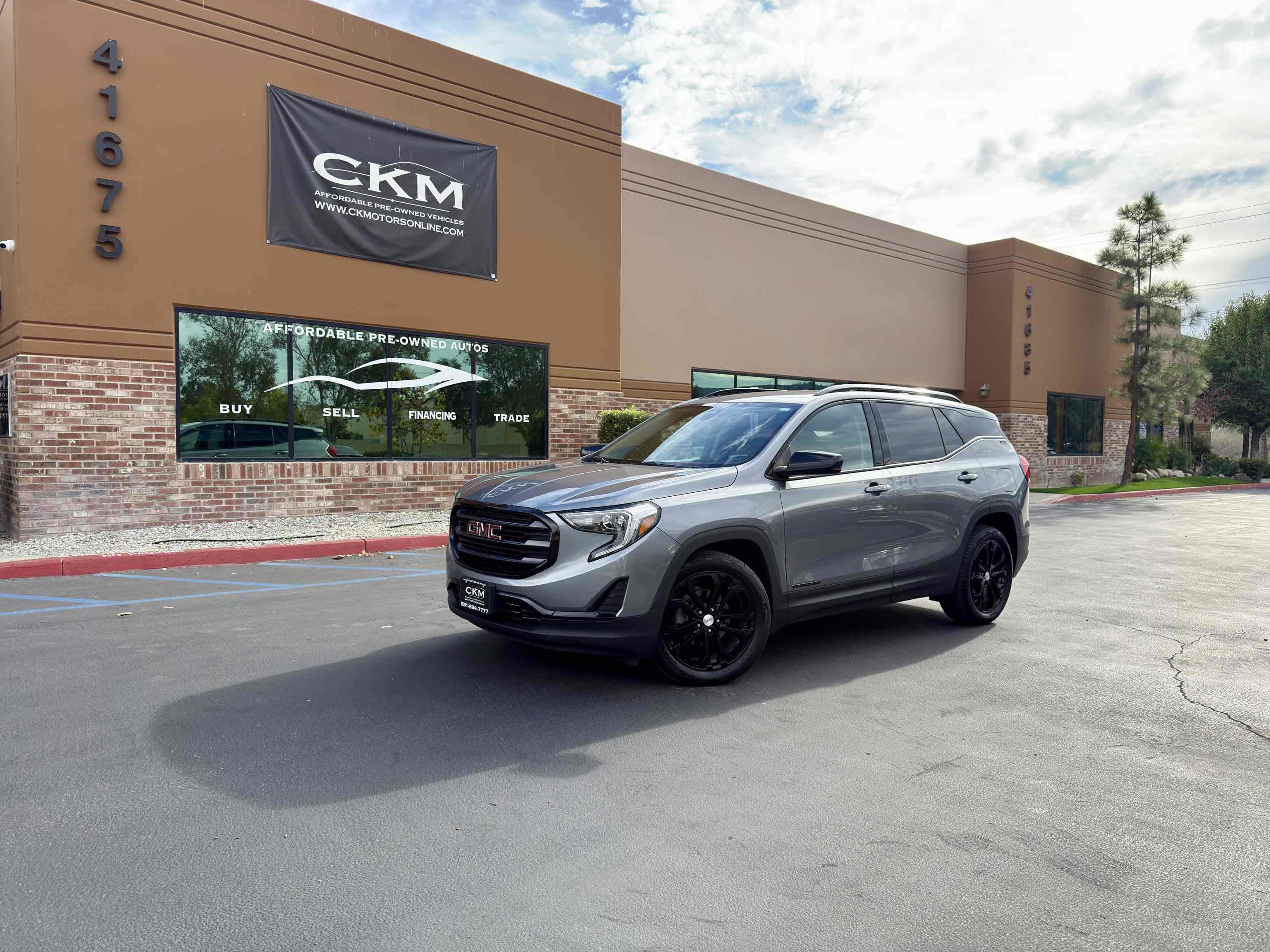 Used 2020 GMC Terrain SLE w/ Elevation Edition image 2