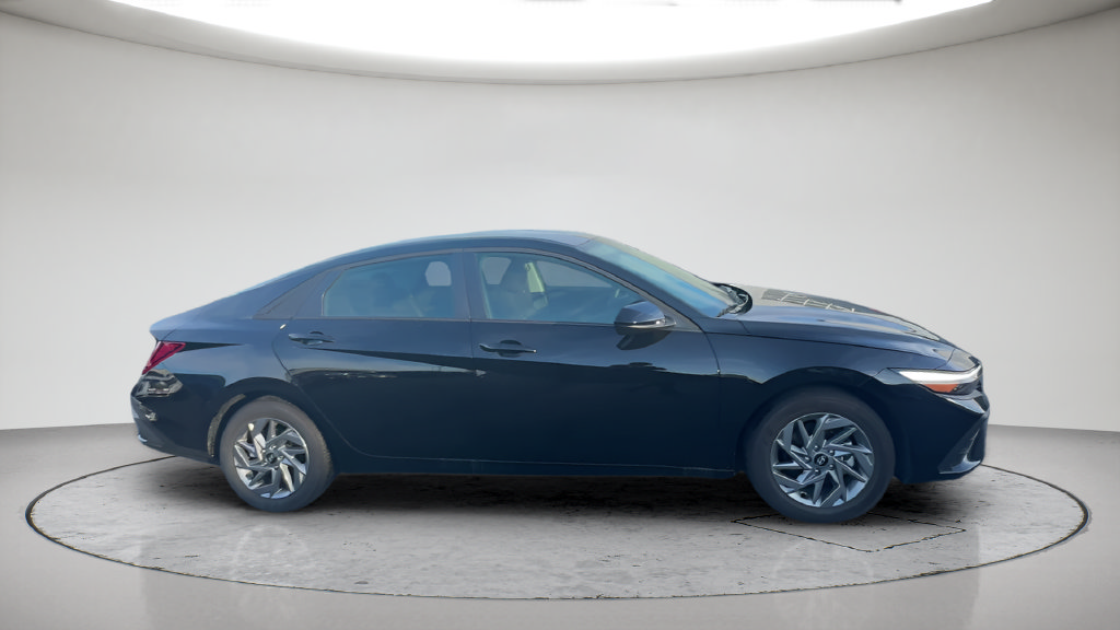 Used 2026 Hyundai Elantra Hybrid w/ Cargo Package FWD image 4