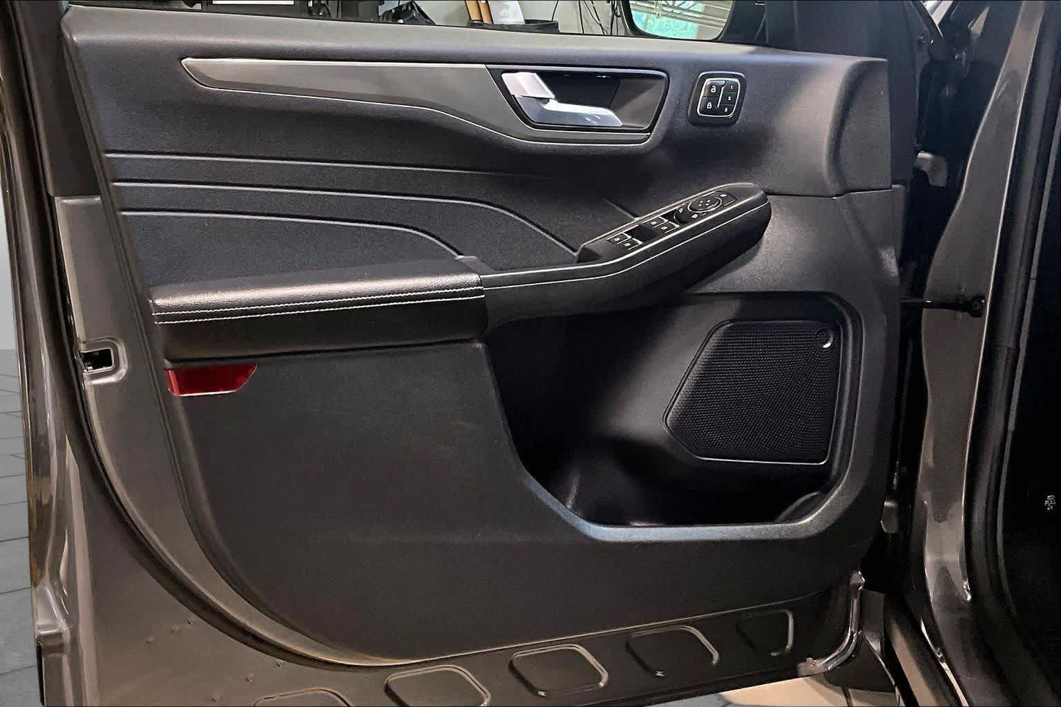 Used 2022 Ford Escape Titanium FWD image 21
