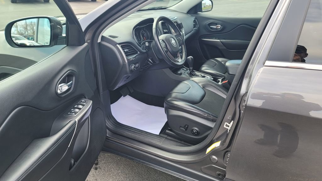 Used 2019 Jeep Cherokee Latitude Plus w/ Cold Weather Group image 18