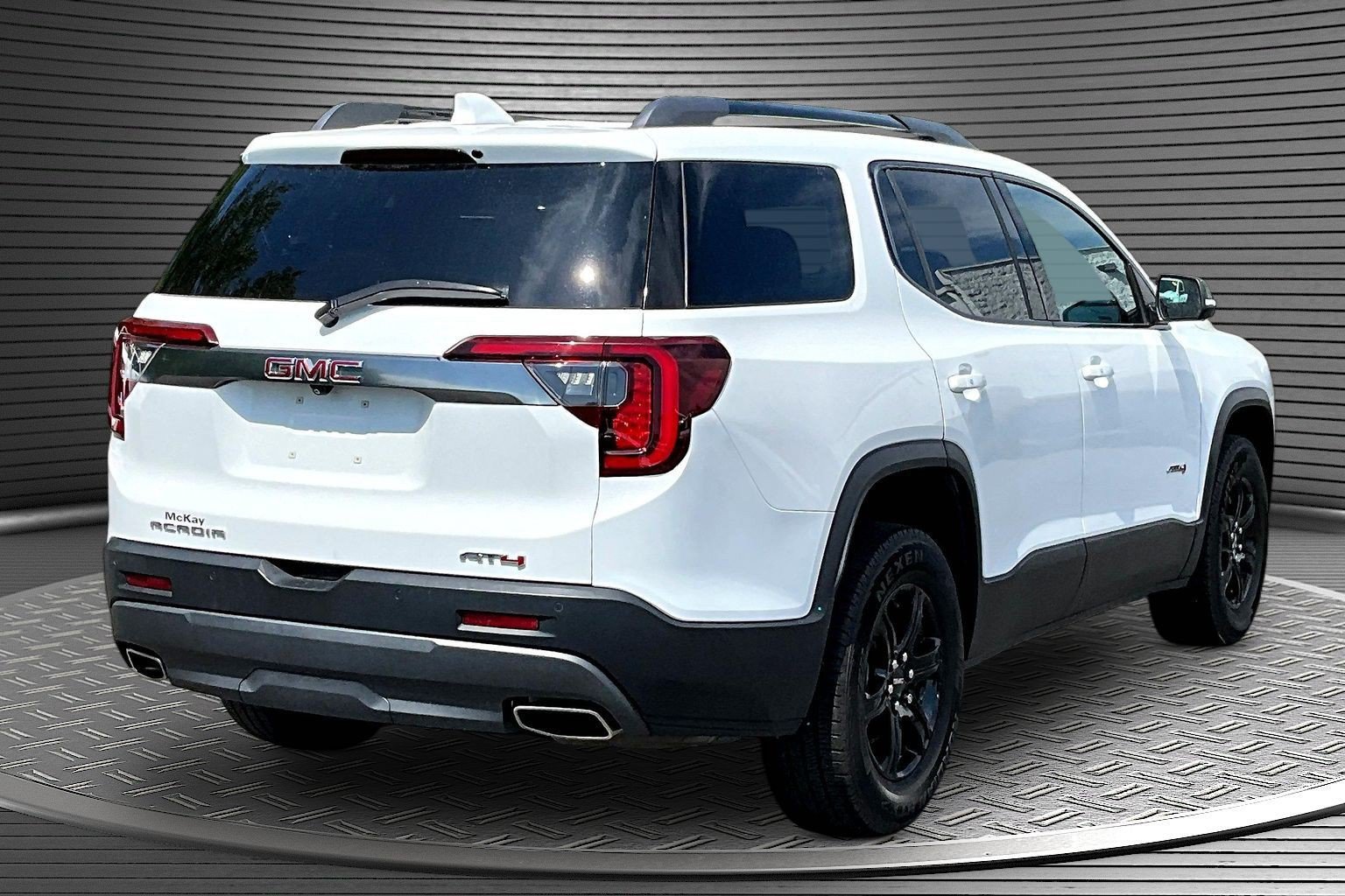 Used 2022 GMC Acadia AT4 w/ Technology Package AWD/4WD image 6