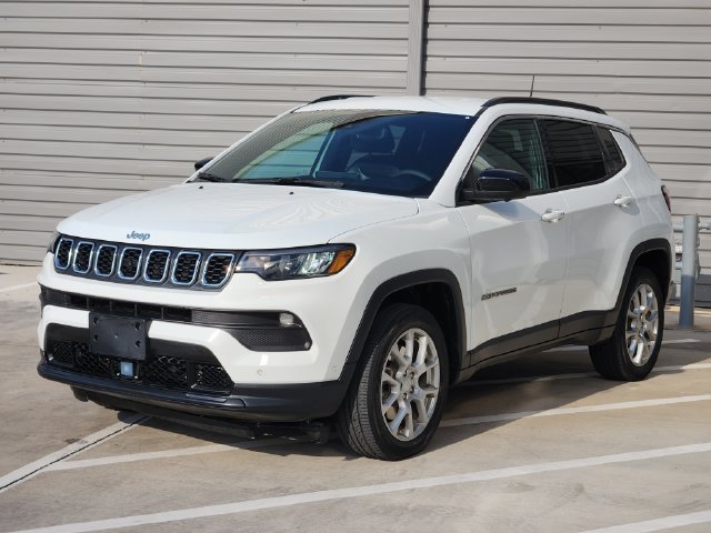Used 2024 Jeep Compass Latitude AWD/4WD image 4