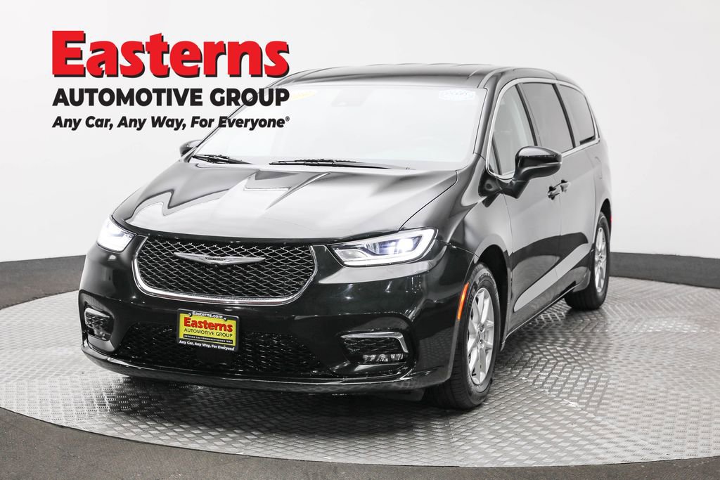 Used 2023 Chrysler Pacifica Touring-L FWD image 1