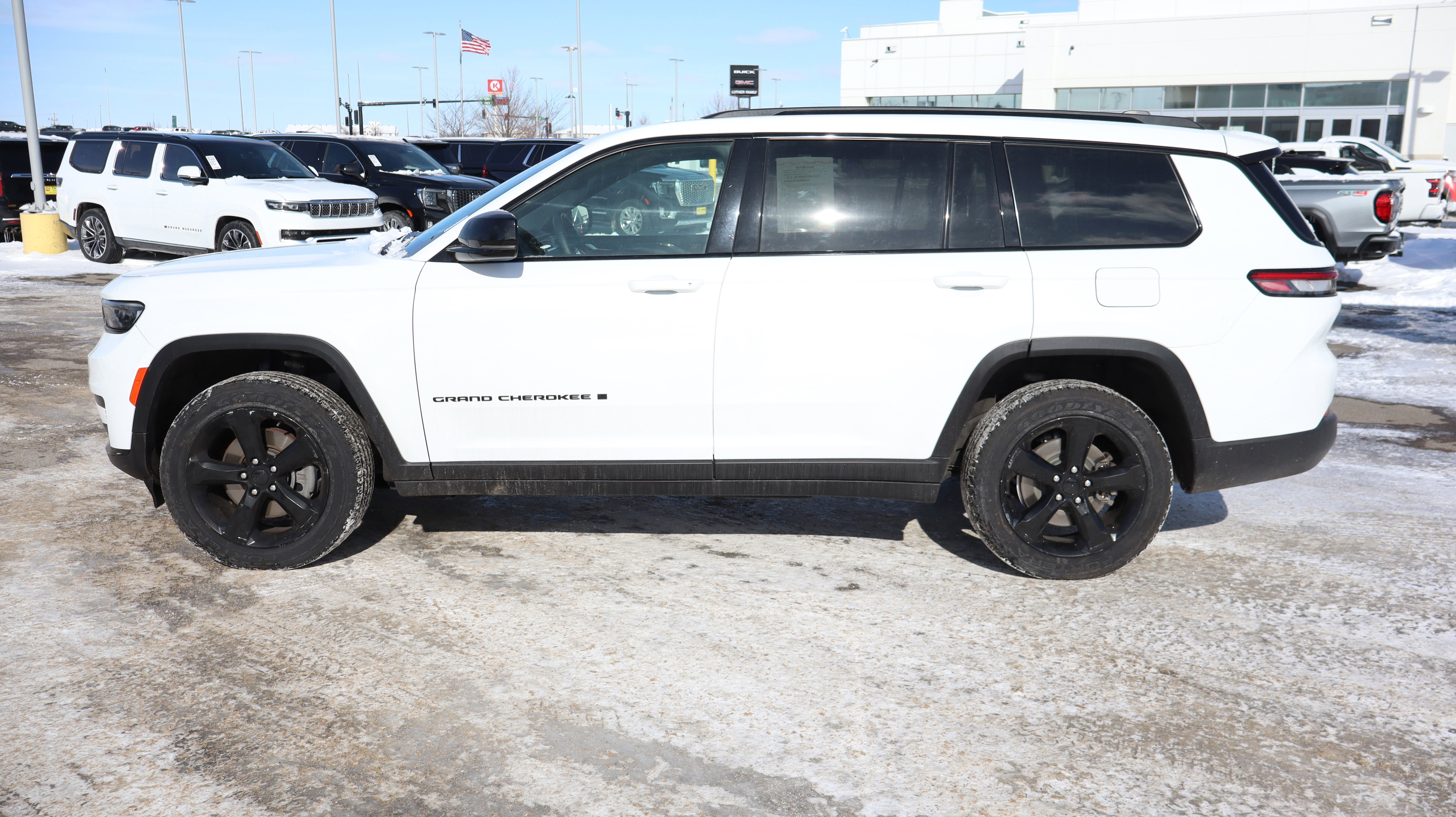 Used 2022 Jeep Grand Cherokee L Laredo image 4