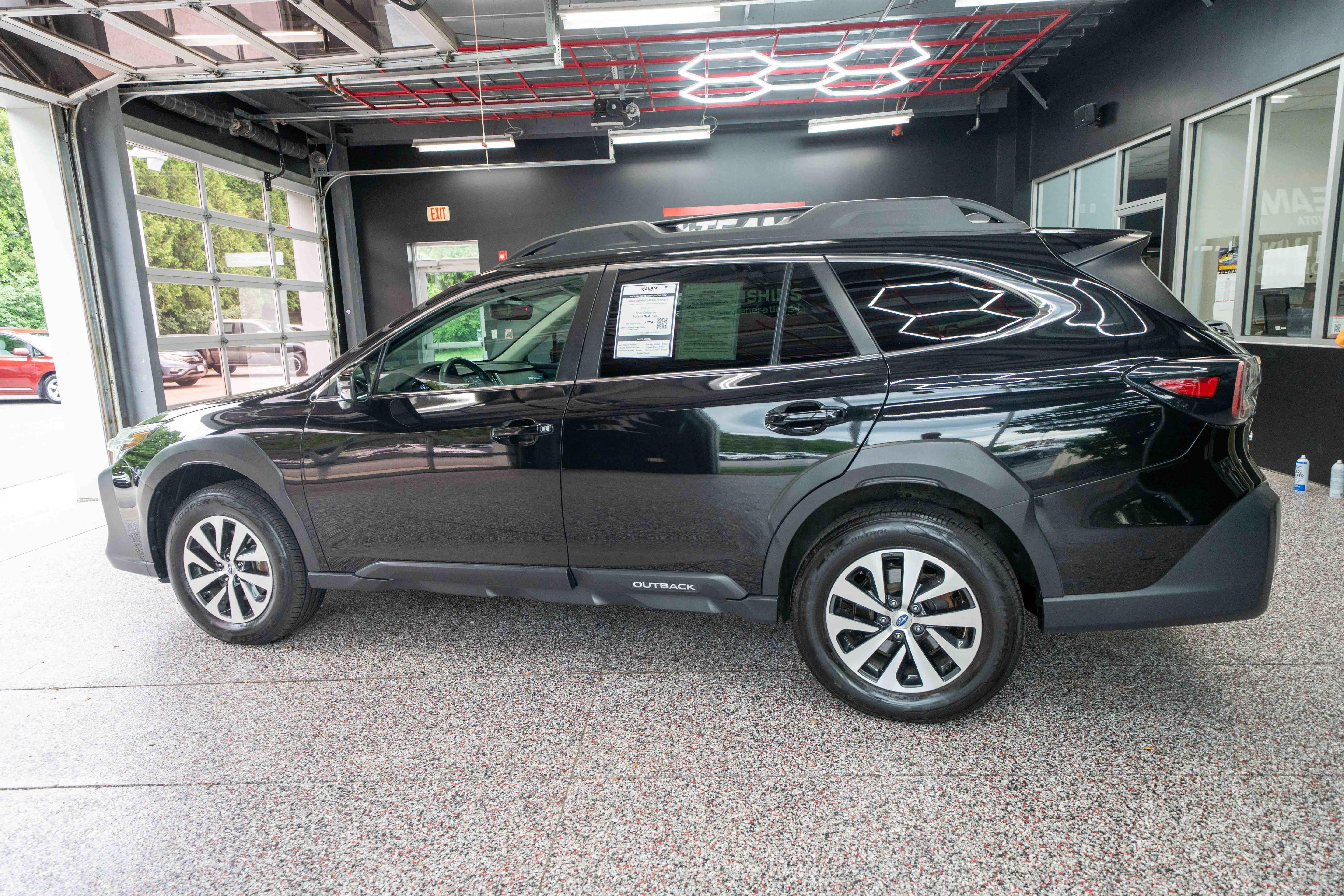 Used 2023 Subaru Outback Premium AWD/4WD image 2