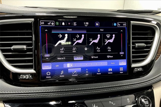 Used 2023 Chrysler Pacifica Limited image 5