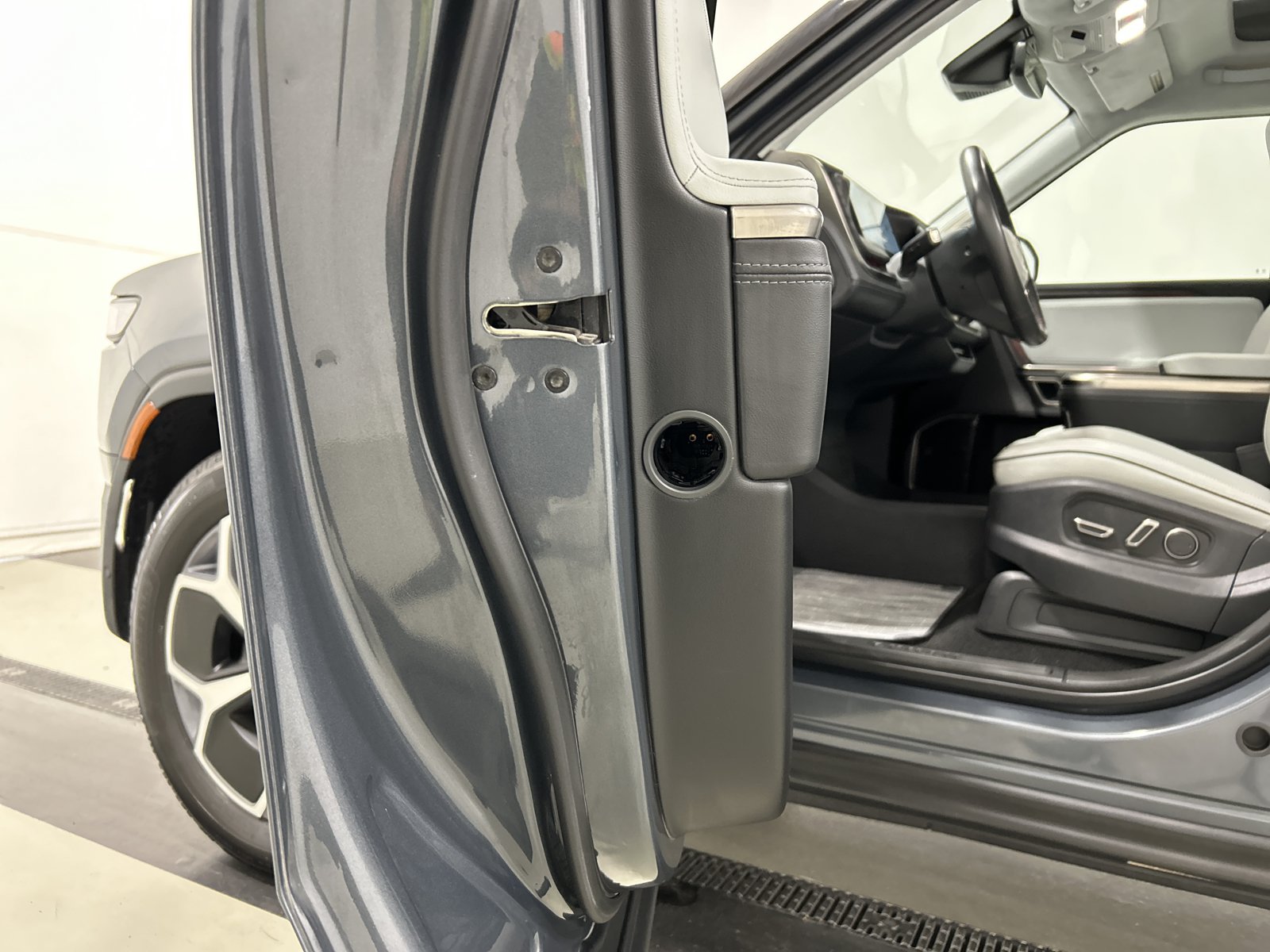 Used 2023 Rivian R1T Adventure AWD/4WD image 30