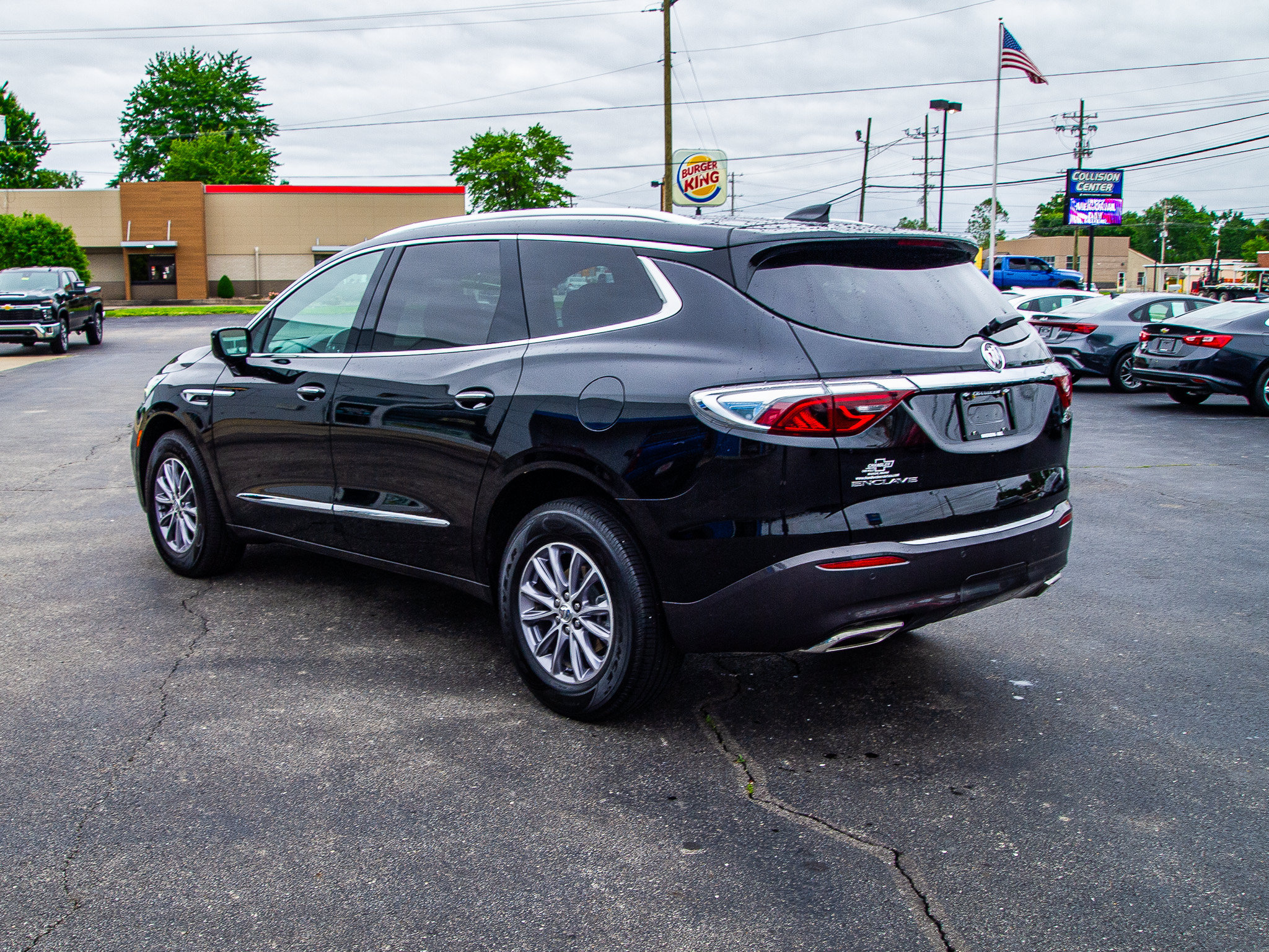 Used 2024 Buick Enclave Essence w/ Technology Package FWD image 5