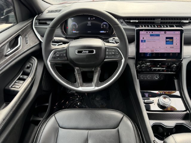 Used 2024 Jeep Grand Cherokee Limited w/ Black Appearance Package AWD/4WD image 5