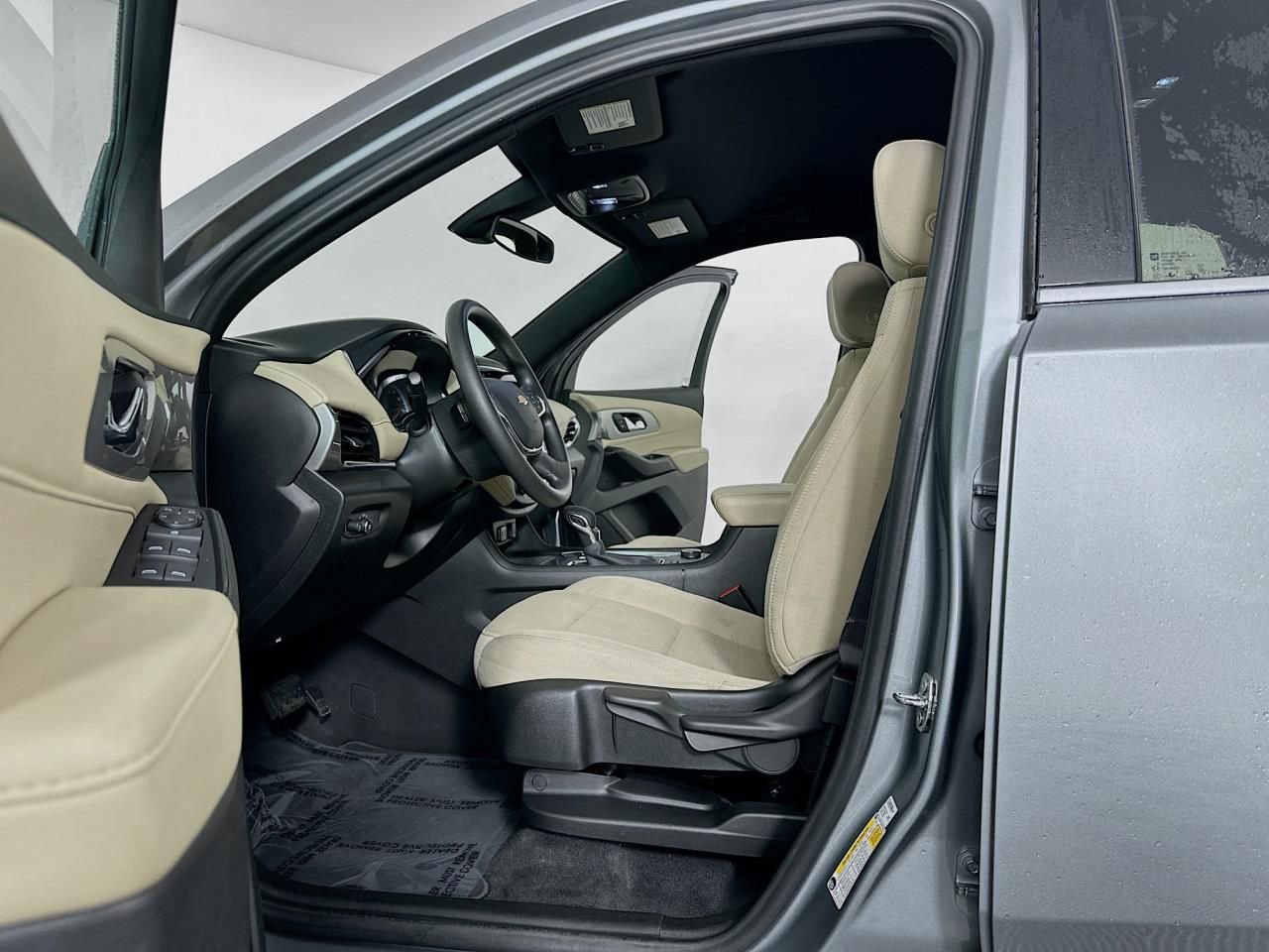 Used 2023 Chevrolet Traverse LS image 23