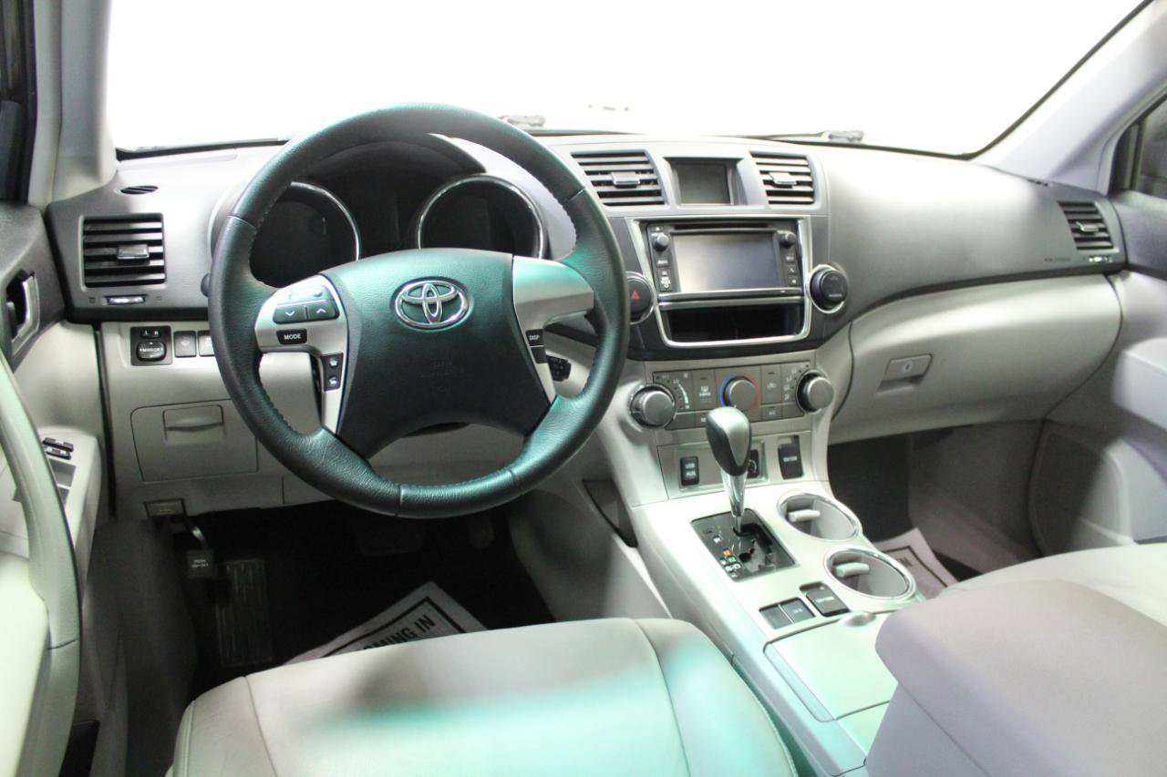 Used 2013 Toyota Highlander SE FWD image 7