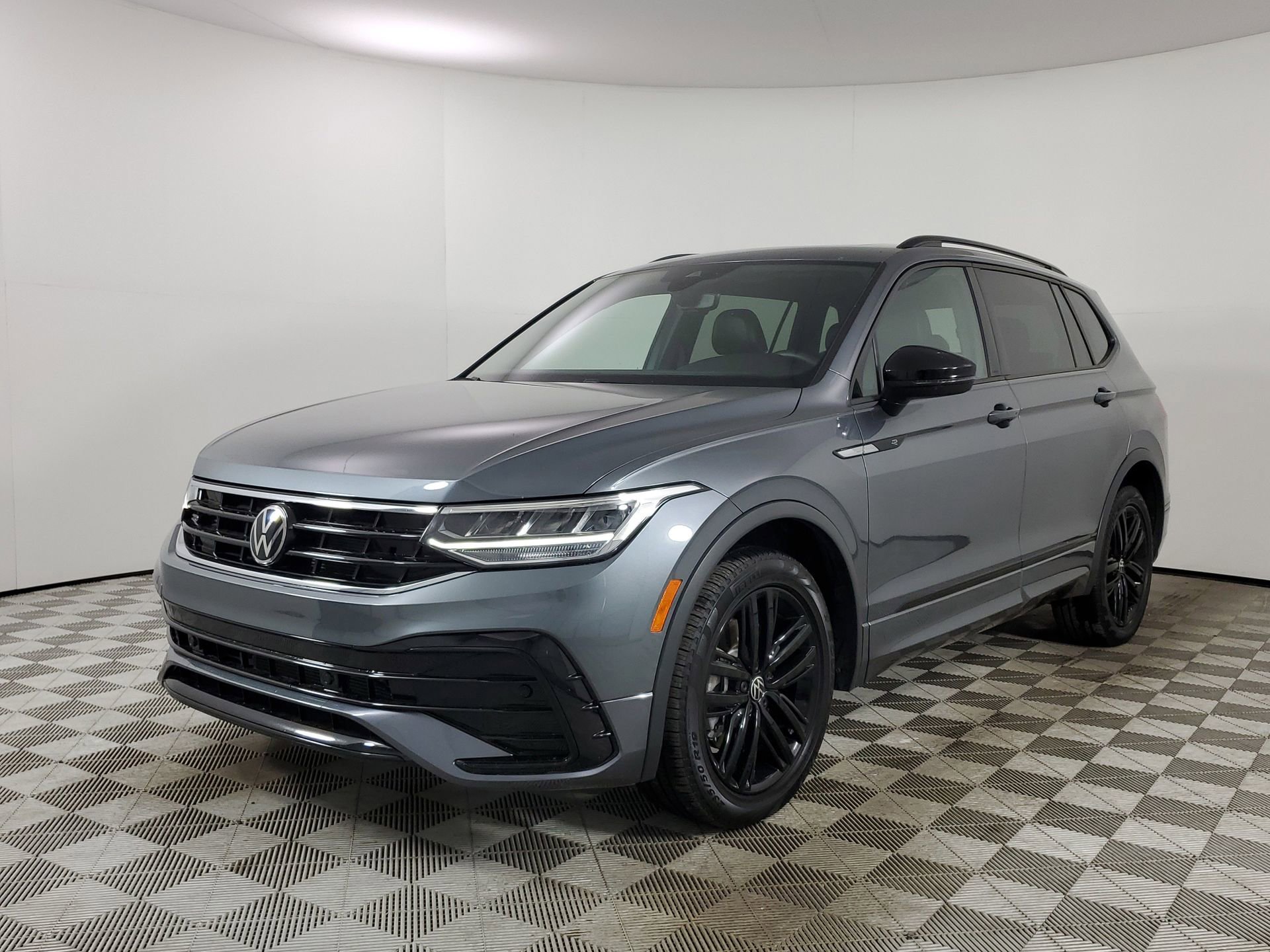 Used 2022 Volkswagen Tiguan SE R-Line image 4