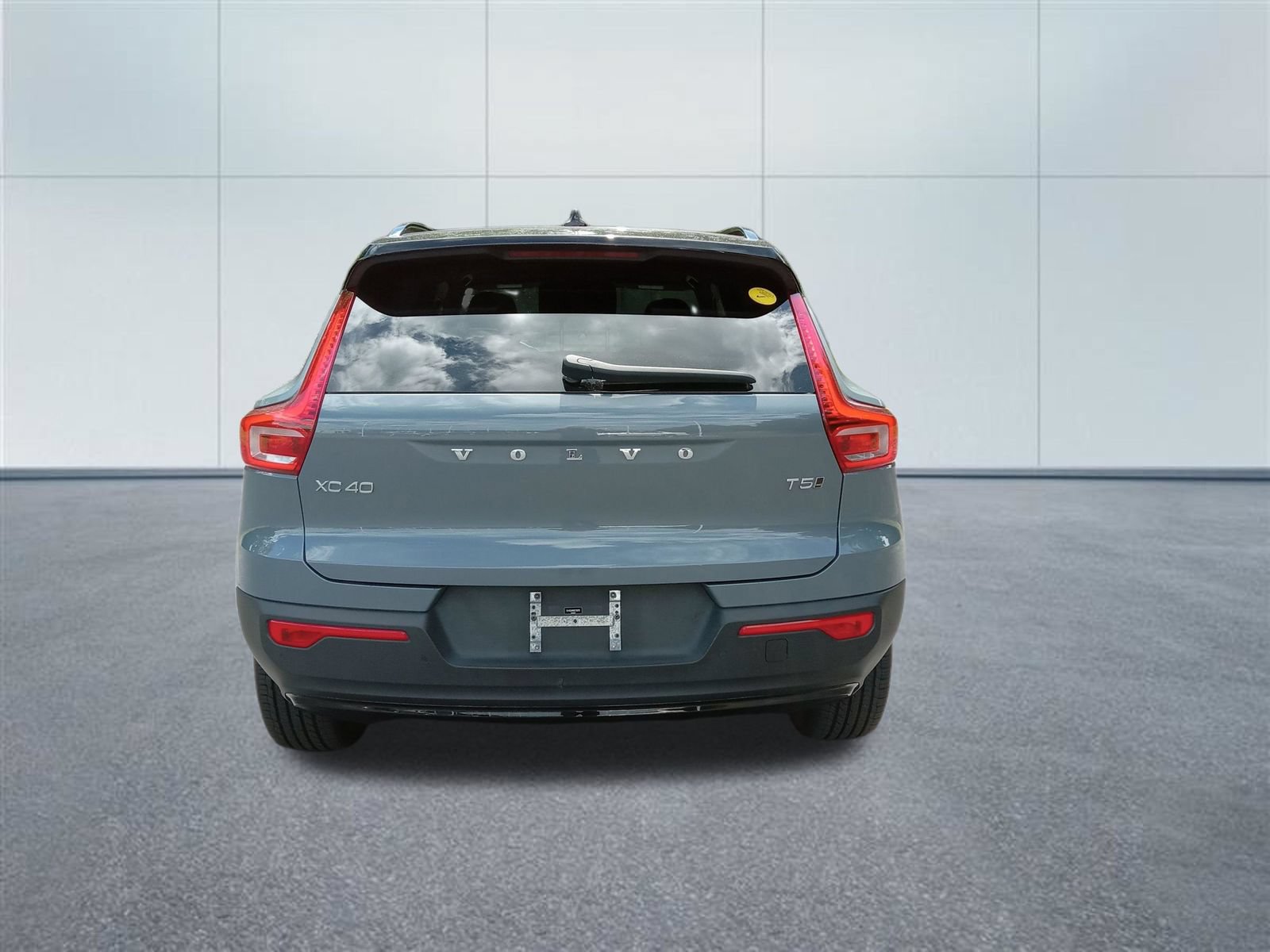 Used 2022 Volvo XC40 T5 R-Design w/ Climate Package AWD/4WD image 4