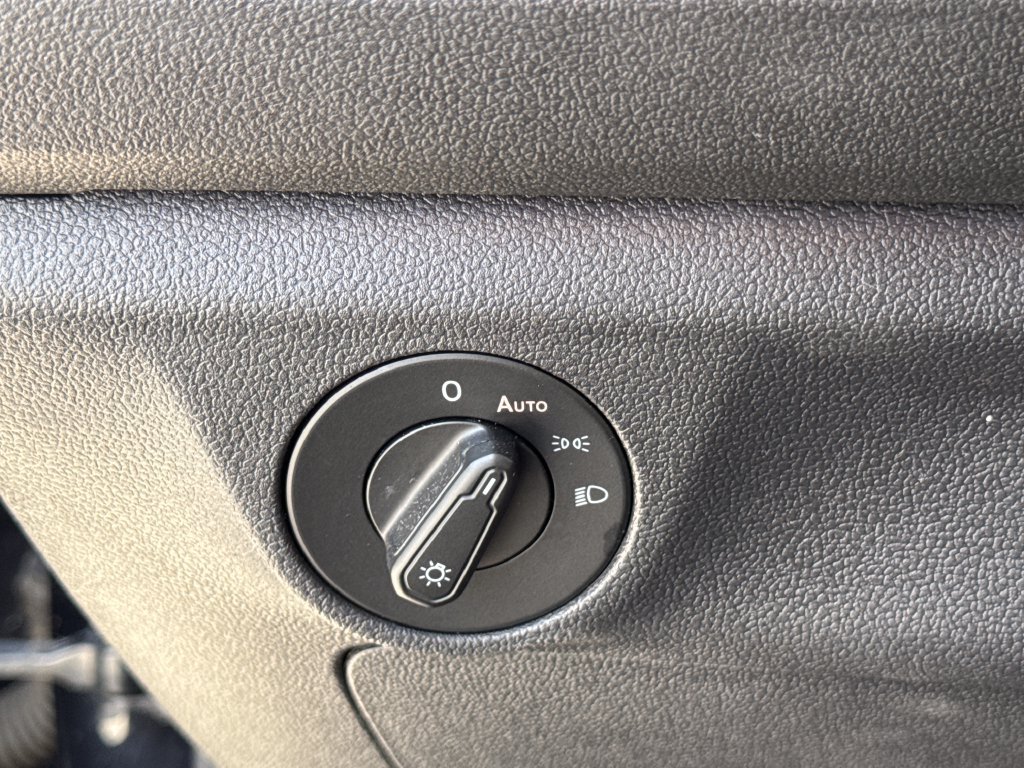 Used 2019 Volkswagen Jetta SEL w/ Cold Weather Package FWD image 25