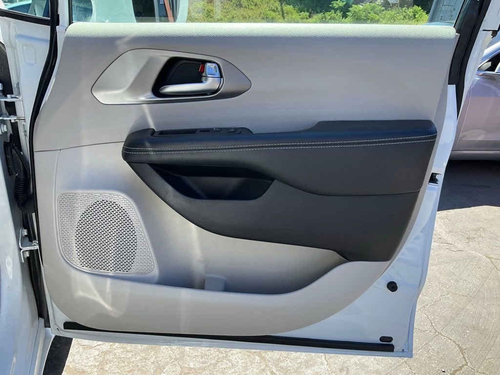 Used 2022 Chrysler Pacifica Touring-L w/ Uconnect Theater Family Group image 80