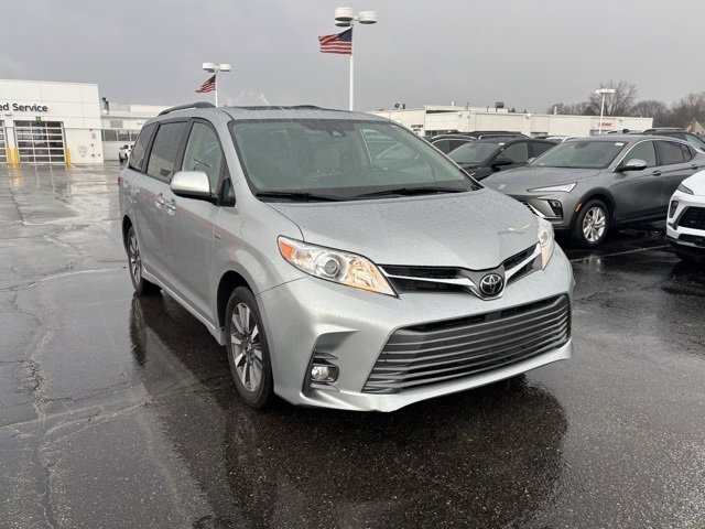 Used 2020 Toyota Sienna XLE w/ XLE Navigation Package image 3