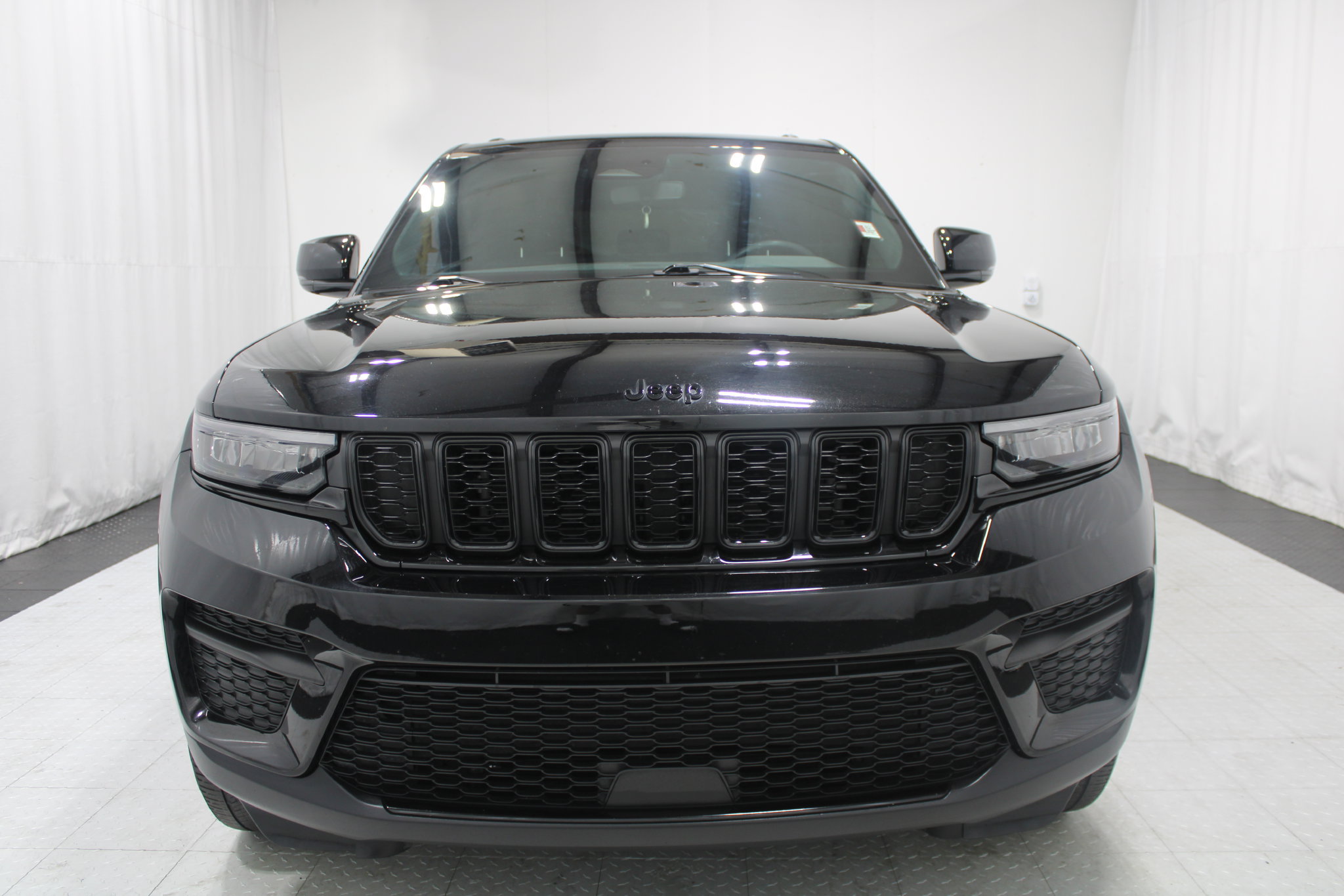Used 2023 Jeep Grand Cherokee Altitude AWD/4WD image 3