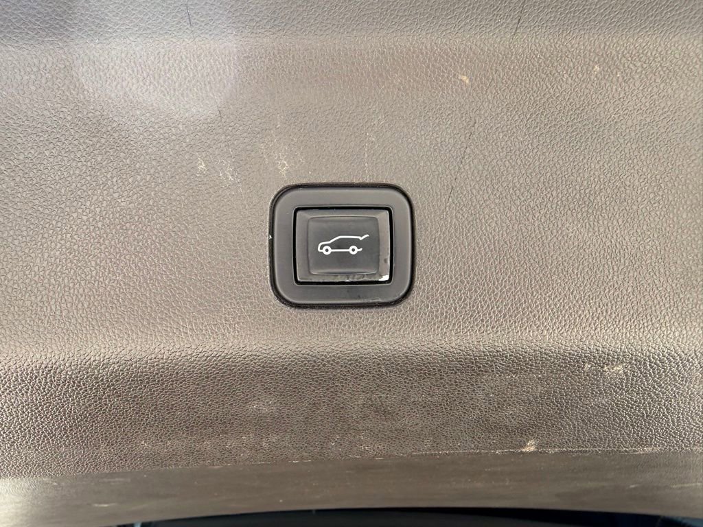 Used 2021 GMC Yukon Denali w/ Denali Premium Package image 12