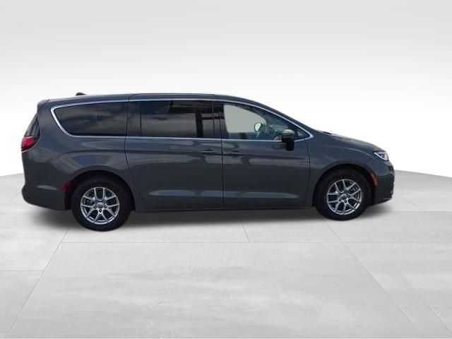 Used 2023 Chrysler Pacifica Touring-L FWD image 12
