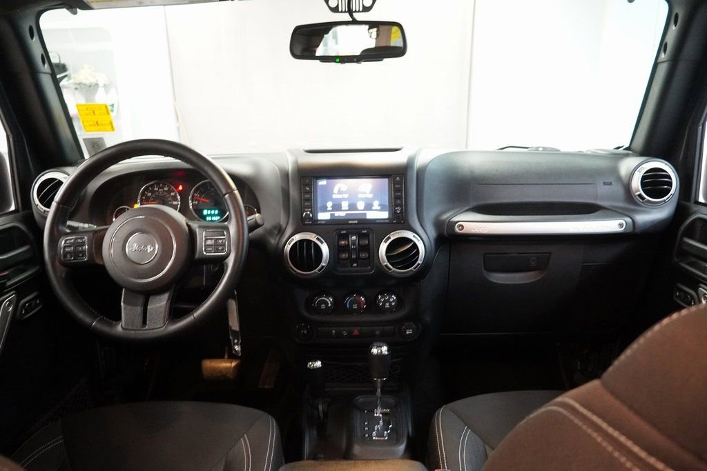 Used 2016 Jeep Wrangler Unlimited Sahara w/ Connectivity Group image 17