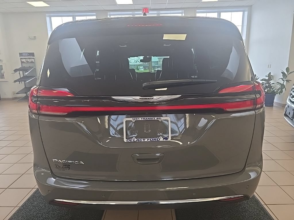 Used 2025 Chrysler Pacifica Select FWD image 6
