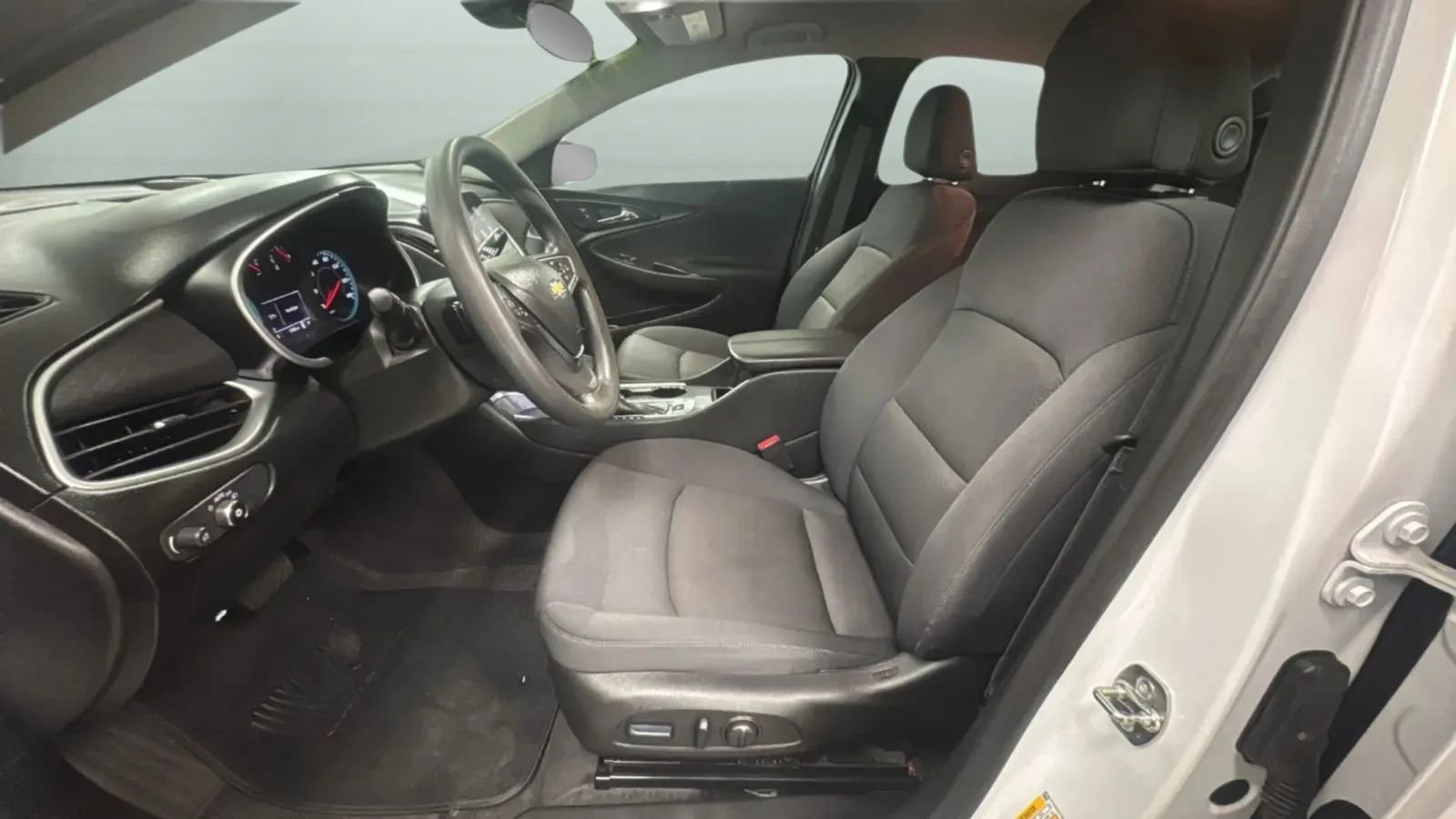 Used 2025 Chevrolet Malibu LT FWD image 22