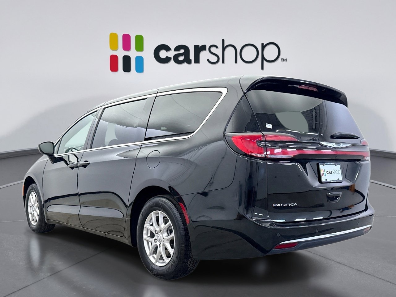 Used 2025 Chrysler Pacifica Select image 3