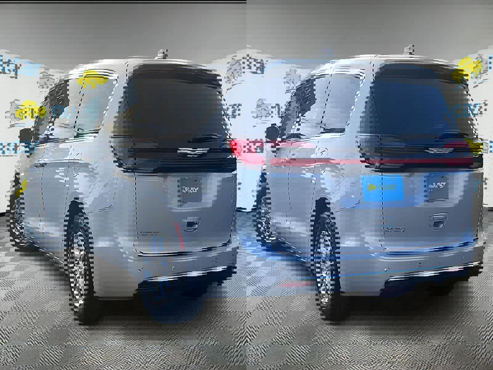 Used 2024 Chrysler Pacifica Touring-L image 4