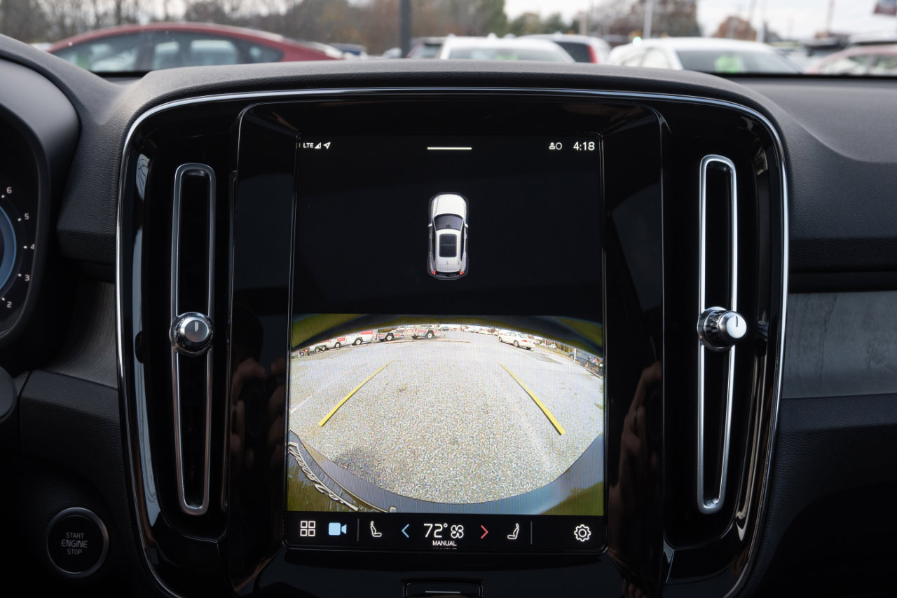 Used 2023 Volvo XC40 B5 Plus image 29