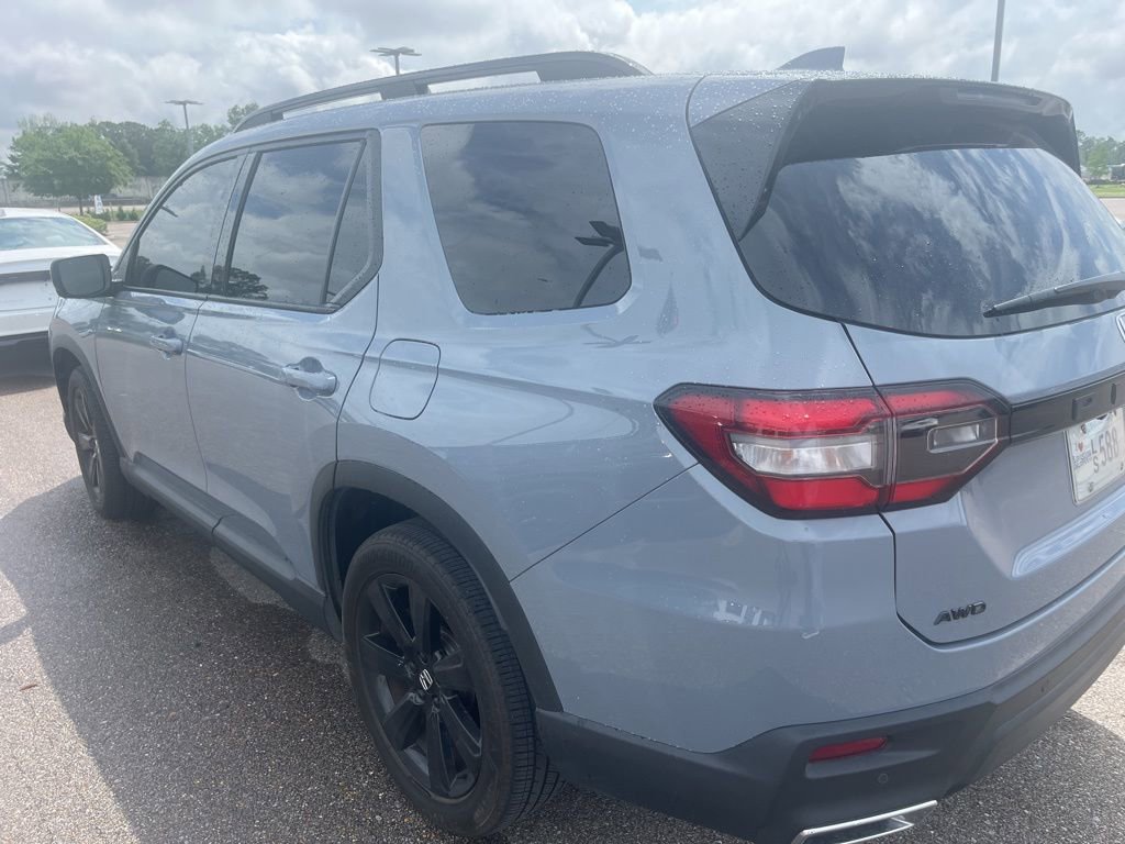 Certified 2025 Honda Pilot Black Edition image 5