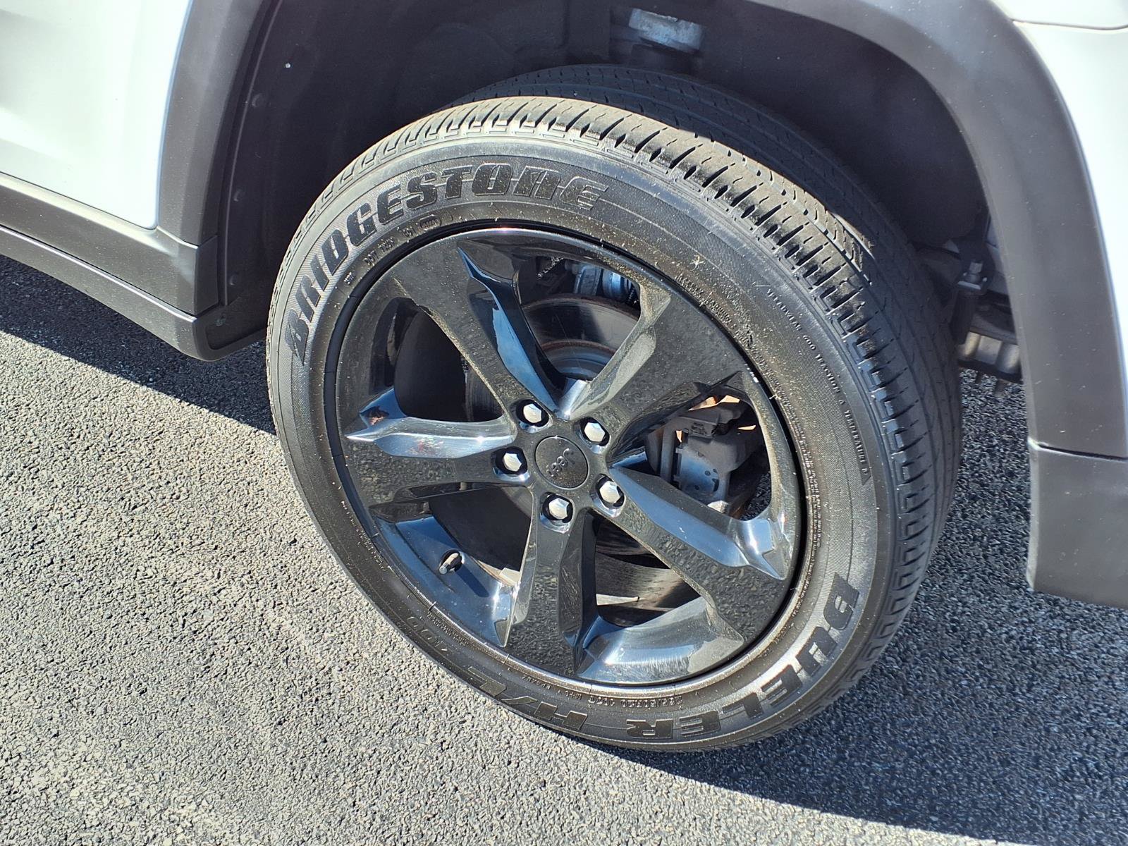 Used 2024 Jeep Grand Cherokee Altitude AWD/4WD image 9