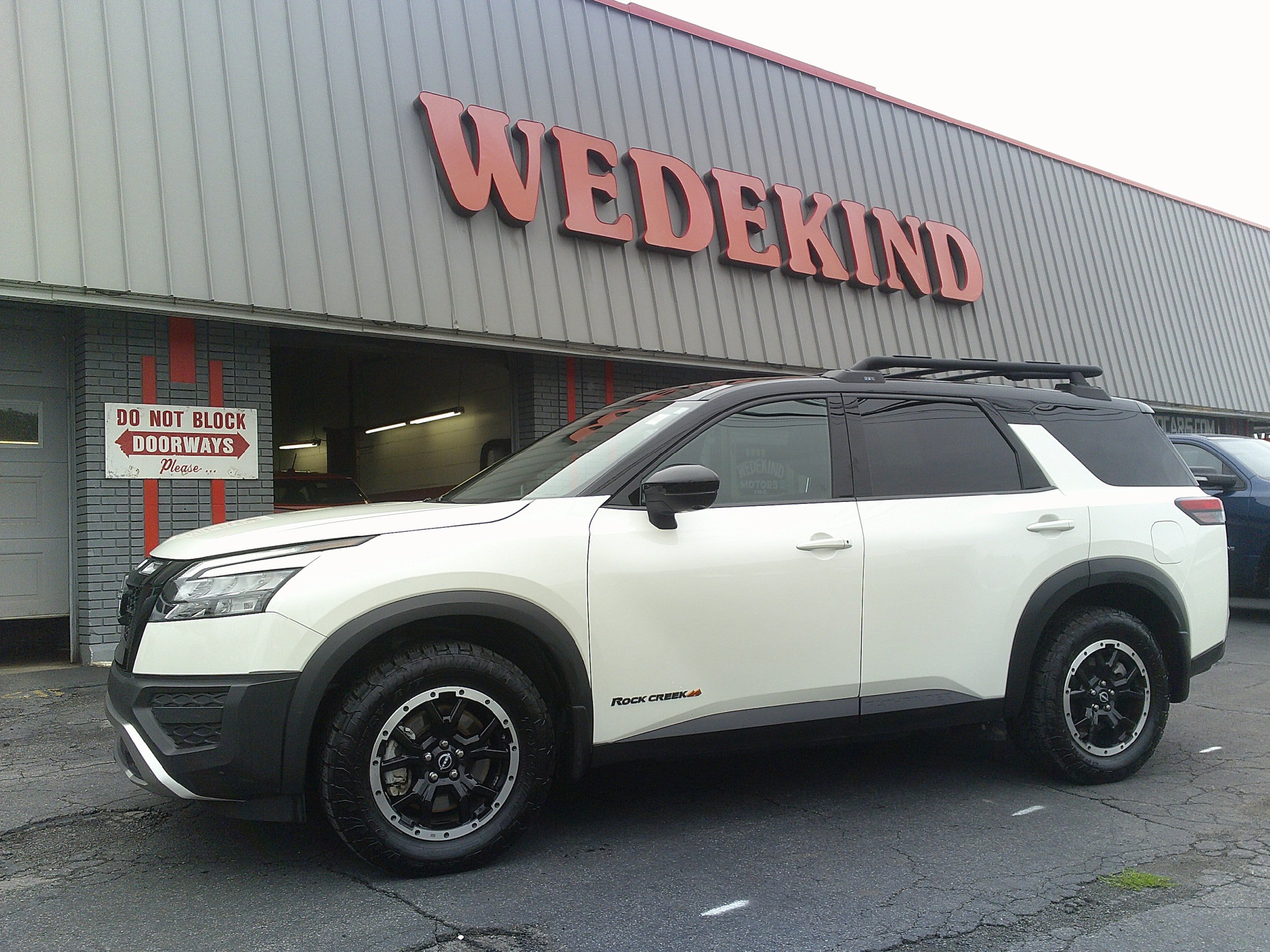 Used 2024 Nissan Pathfinder Rock Creek AWD/4WD image 3