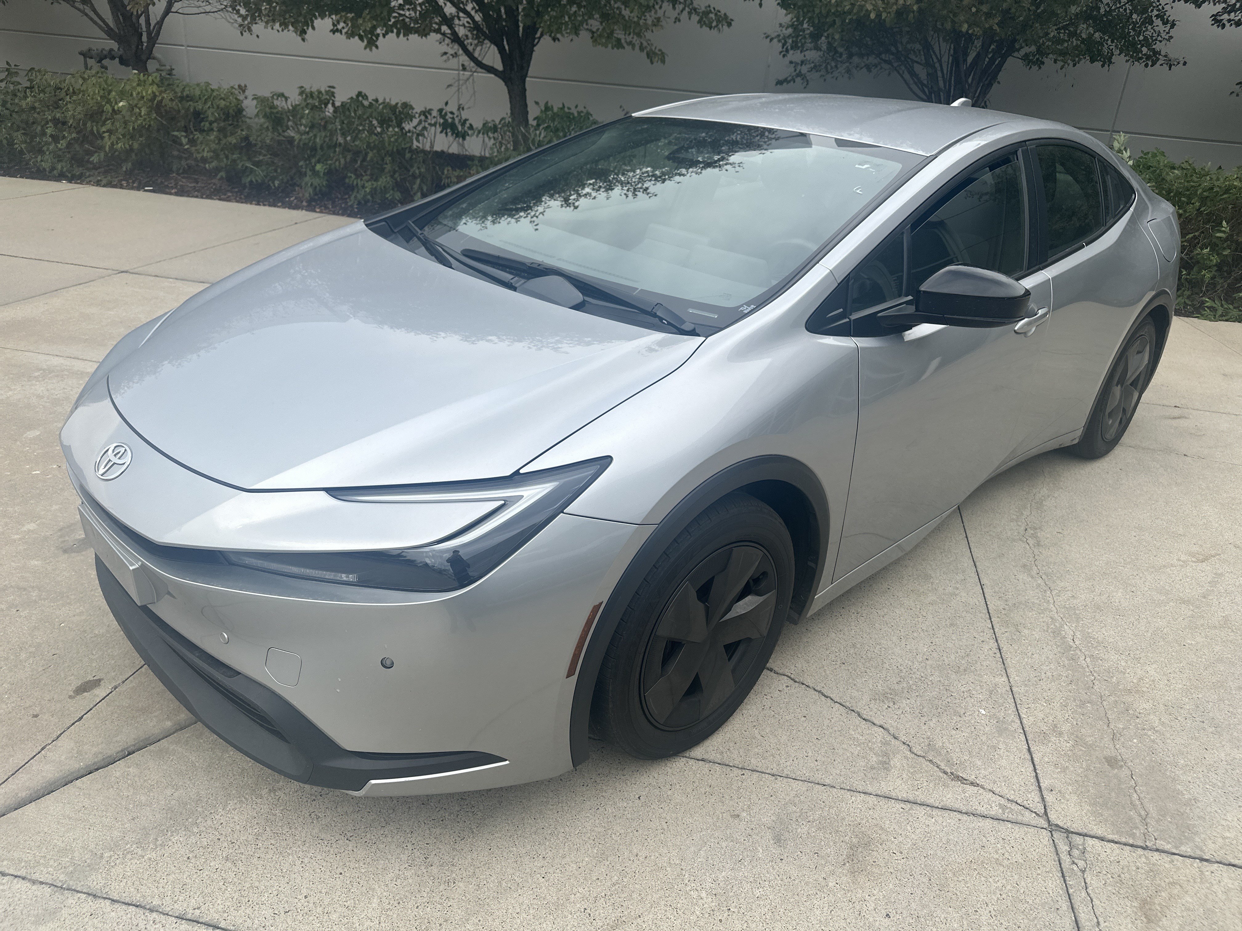 Used 2025 Toyota Prius LE FWD image 3