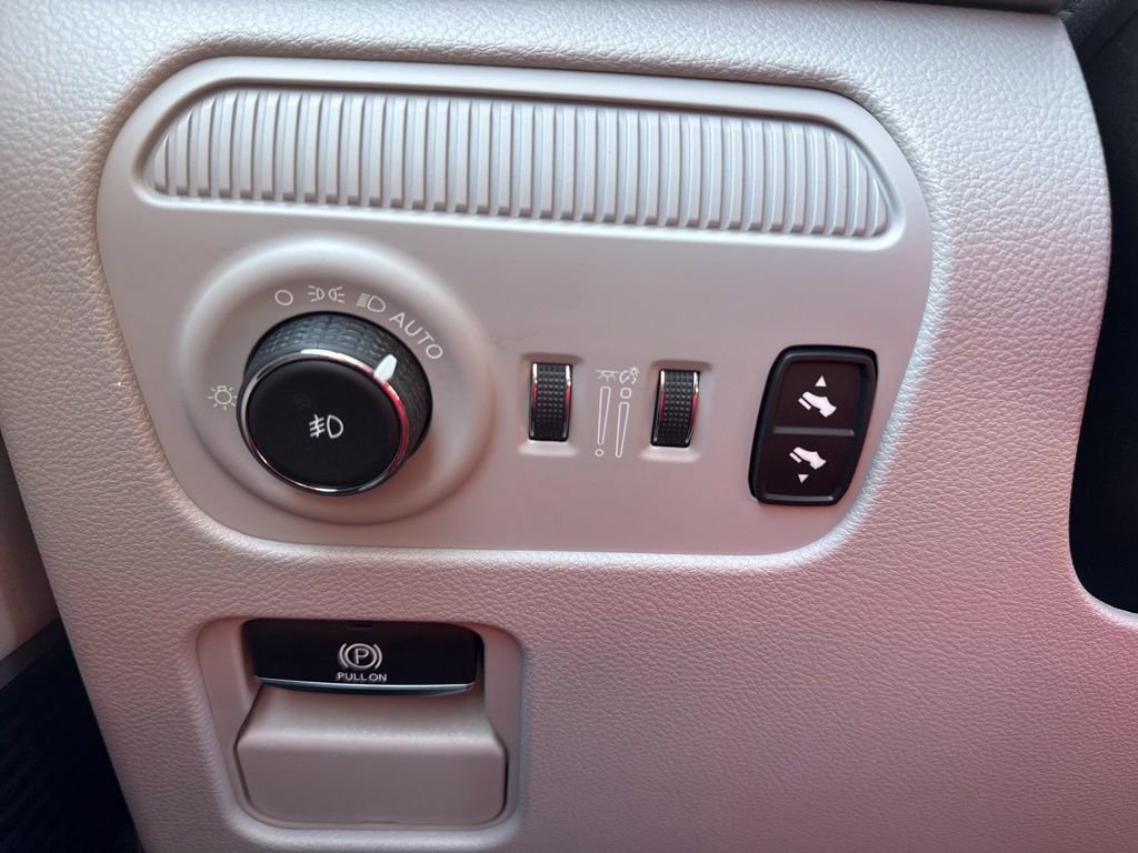 Certified 2023 Jeep Wagoneer Series III w/ Preferred Equipment Group image 10