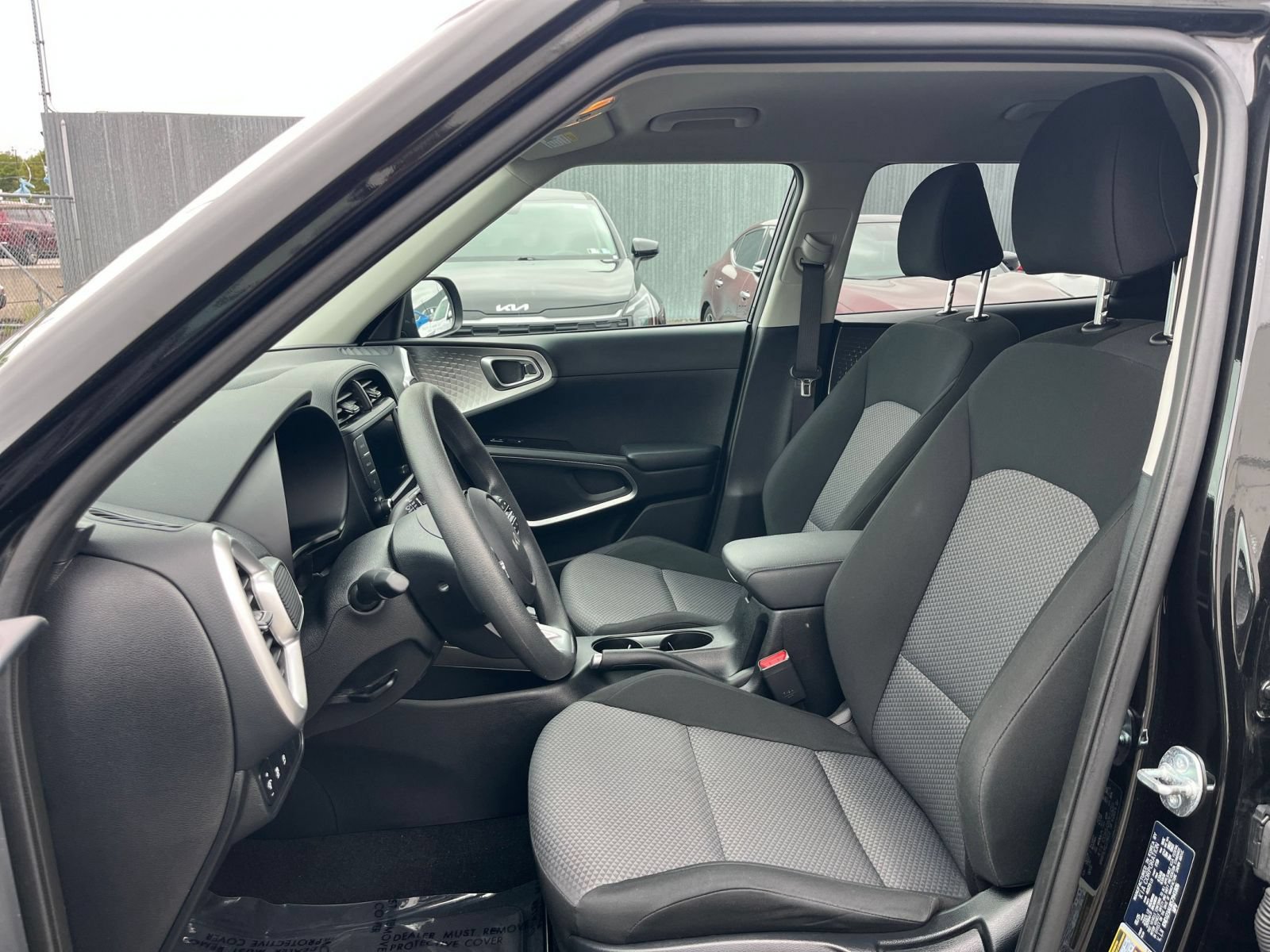 Used 2025 Kia Soul LX w/ LX Technology Package FWD image 33