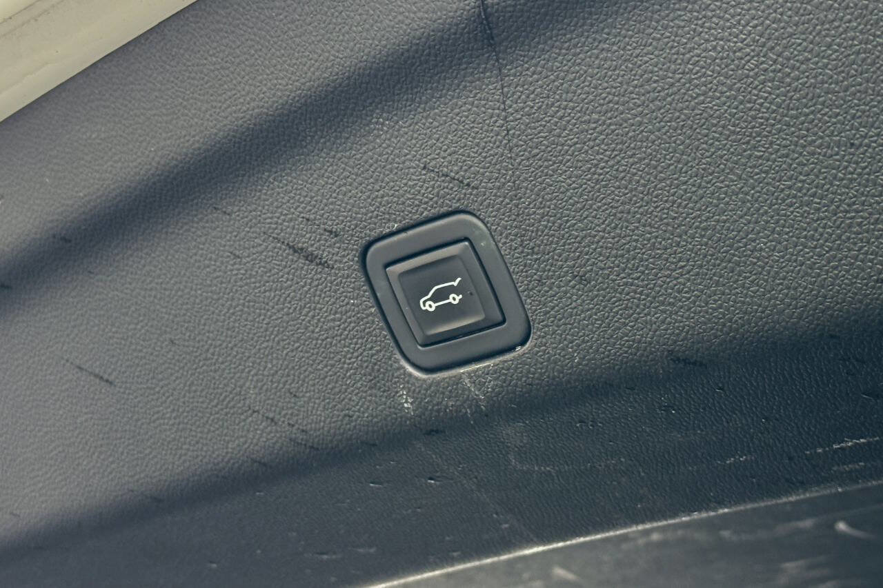 Used 2023 Chevrolet Suburban Premier image 21