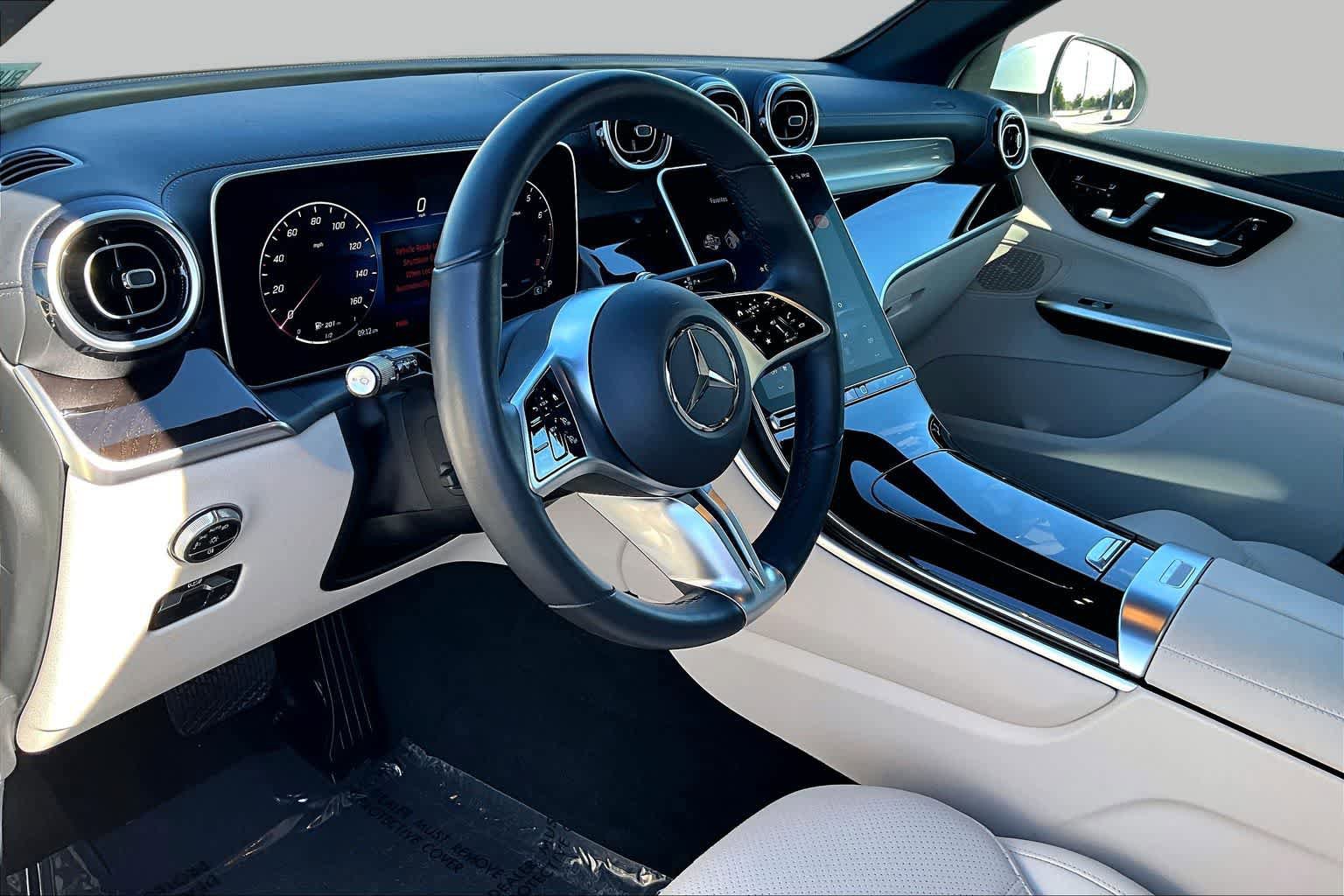 Used 2024 Mercedes-Benz GLC 300 4MATIC image 17