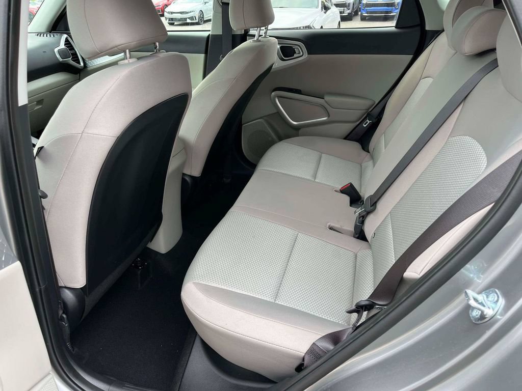 Used 2025 Kia Soul LX w/ LX Technology Package FWD image 6