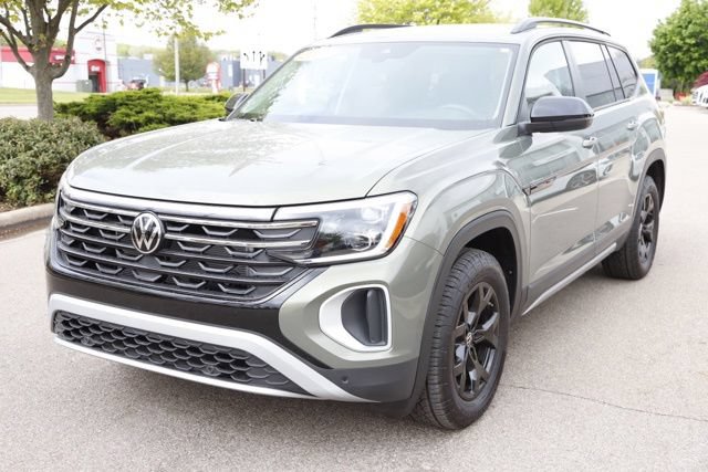 Used 2025 Volkswagen Atlas Peak Edition SE AWD/4WD image 8