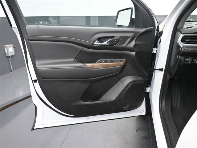 Used 2023 GMC Acadia SLE image 12