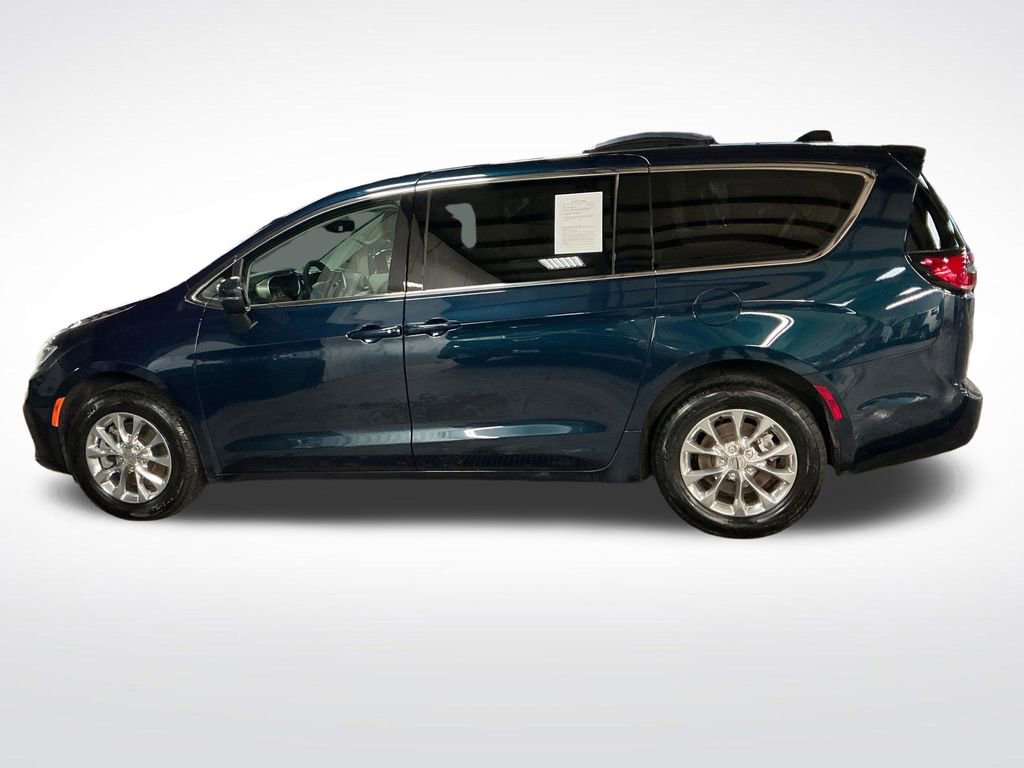 Used 2023 Chrysler Pacifica Touring-L AWD/4WD image 2