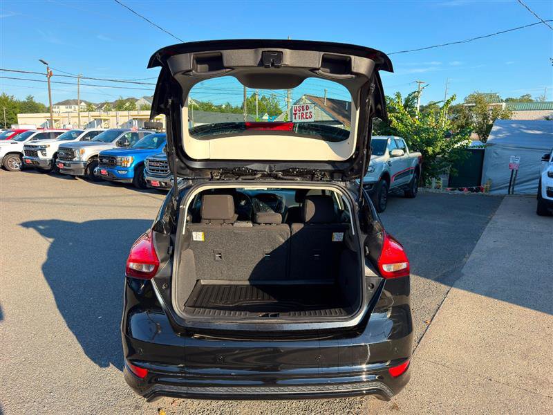 Used 2016 Ford Focus SE w/ SE Sport Package FWD image 4