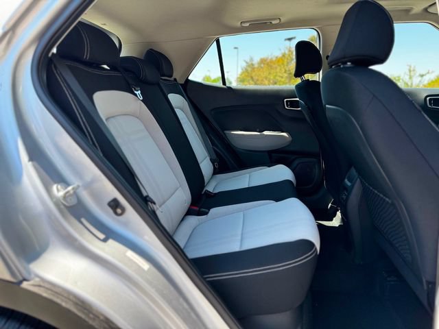 Used 2025 Hyundai Venue SEL FWD image 32