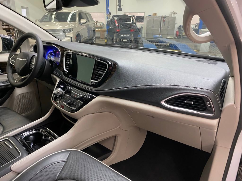Used 2023 Chrysler Pacifica Limited image 16