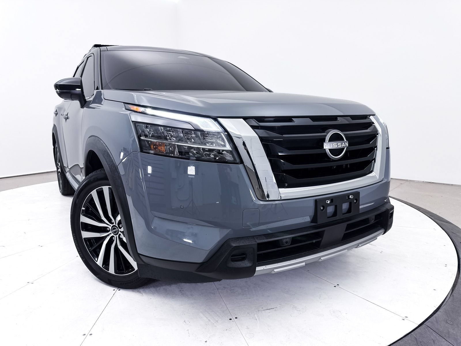 Used 2024 Nissan Pathfinder Platinum FWD image 9