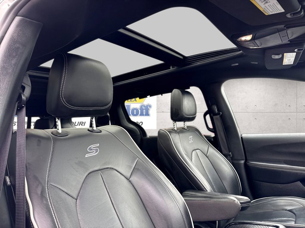 Used 2025 Chrysler Pacifica Limited image 7