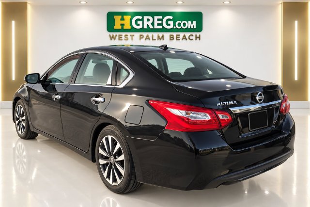 Used 2017 Nissan Altima 2.5 SL w/ Technology Package FWD image 2