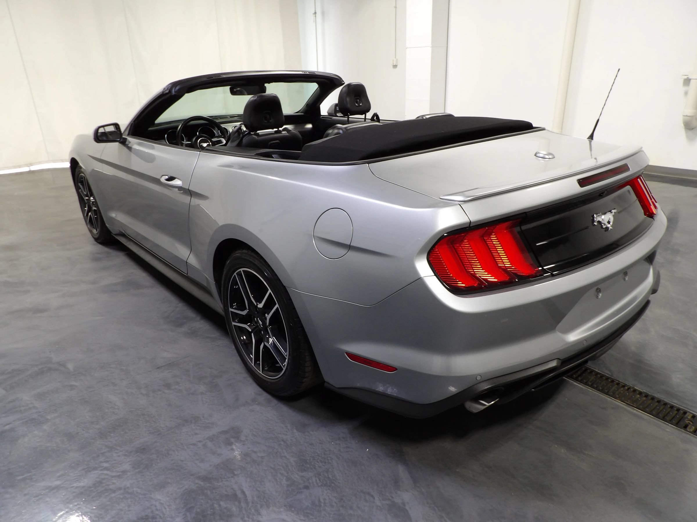 Used 2022 Ford Mustang Premium RWD image 13