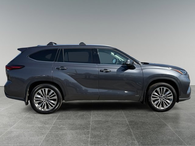Used 2025 Toyota Highlander Platinum image 6